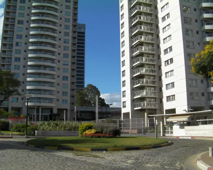 Cómodo garaje en alquiler edificio Torres Náuticas, máxima seguridad!